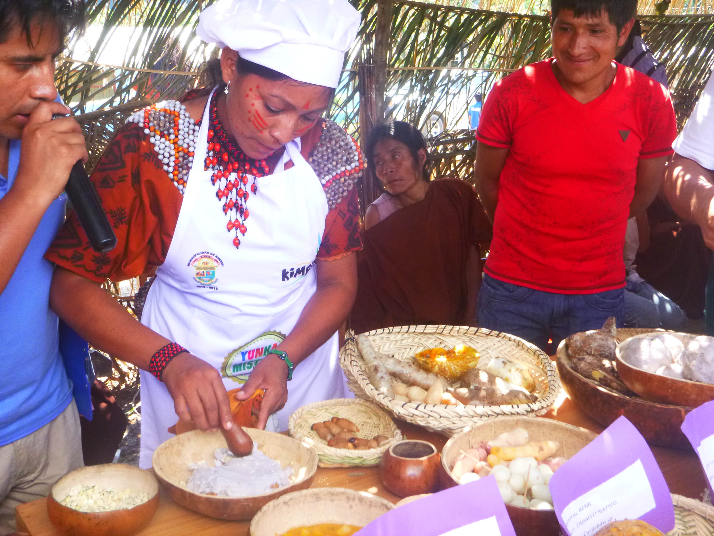 Chela Cipriano, promotora de CEDIA mostrando en Feria Gastronómica cultivos ancestrales rescatados por comunidades Asháninka del valle del río Apurímac, Cusco. Foto: Equipo CEDIA